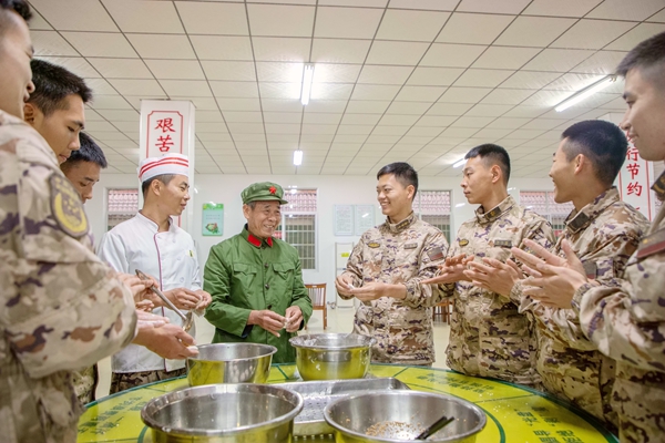 武警官兵们邀请老兵一同包汤圆。