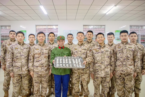 武警官兵们与老兵一同合影。