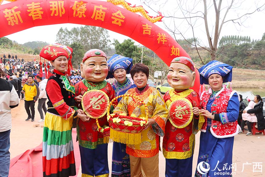 花婆巡游，为村民游客送福。人民网 韦欢摄