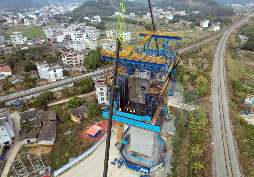 南珠高铁玉岑段跨益湛铁路特大桥正在进行梁部施工。莫德钧摄