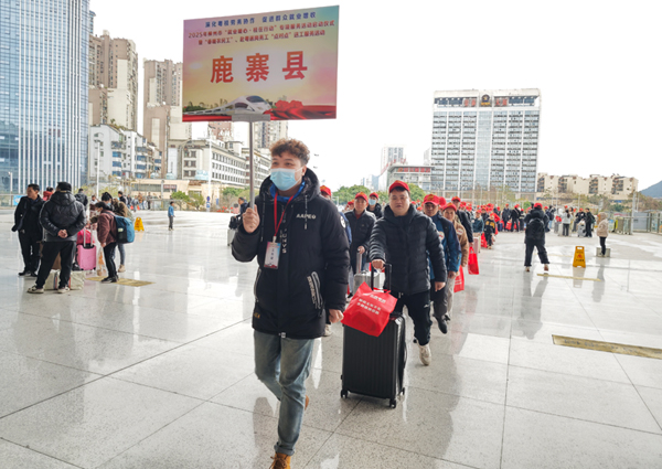 农民工到达柳州站。