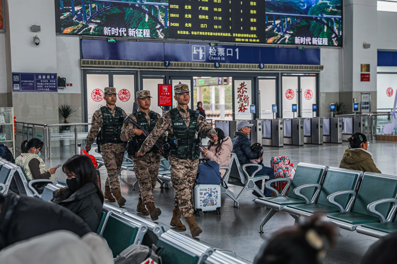 武警官兵在人員密集區巡邏。廖濤攝