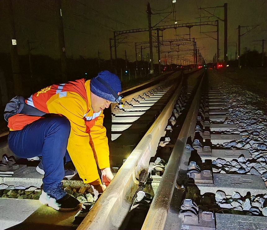 鄭景運檢查線路設備。譚富中攝
