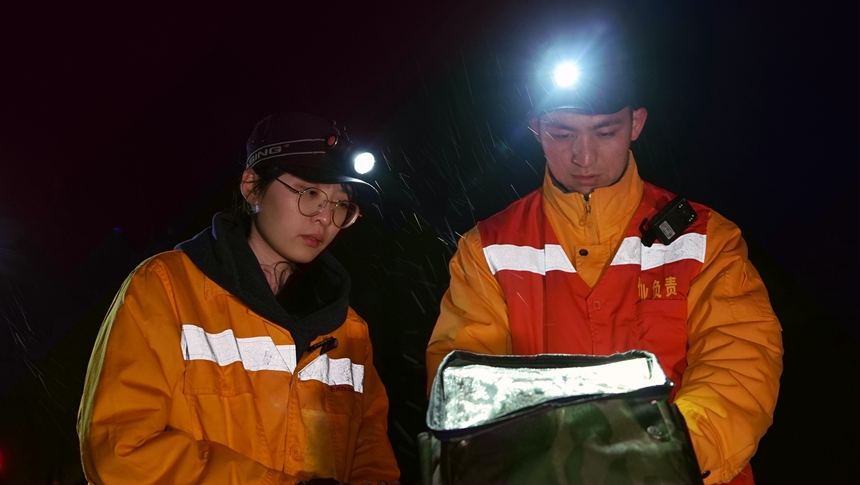 探伤工刘畅与工友正在对探伤时检查发现的问题进行复核。陈健摄