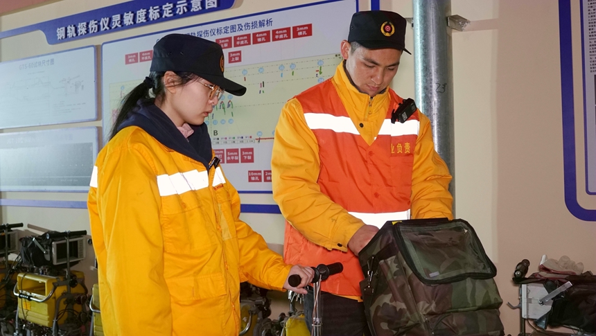探伤工刘畅与工友作业前进行校对探伤仪器。王冠杰摄