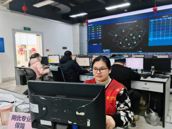 广西移动北海分公司的党员春节期间坚守在服务岗位。谢余玲摄