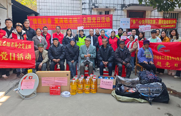 广西移动钦州分公司携手各级单位走进社区慰问老人。陆精思摄