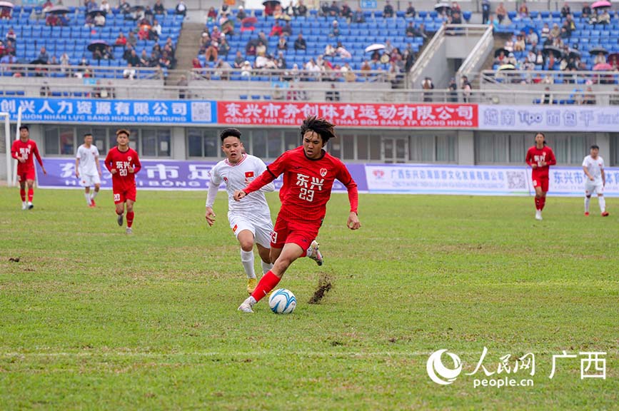 中国东兴队球员突破瞬间。人民网 梁章晖摄