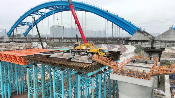 钦州东至钦州港铁路增建二线钦江双线特大桥施工现场。陈磊摄