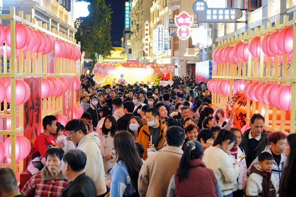 市民游客參與猜燈謎活動。