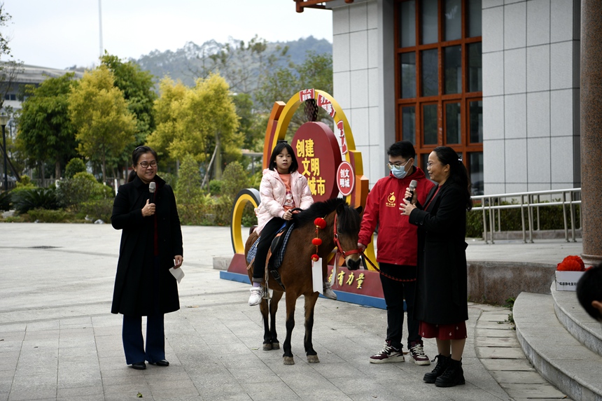 現場小朋友與德保矮馬互動。鄧黃麟攝