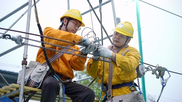 馮煜翔和羅星茂在平林村接觸網工區練兵場進行演練。覃俞焱攝