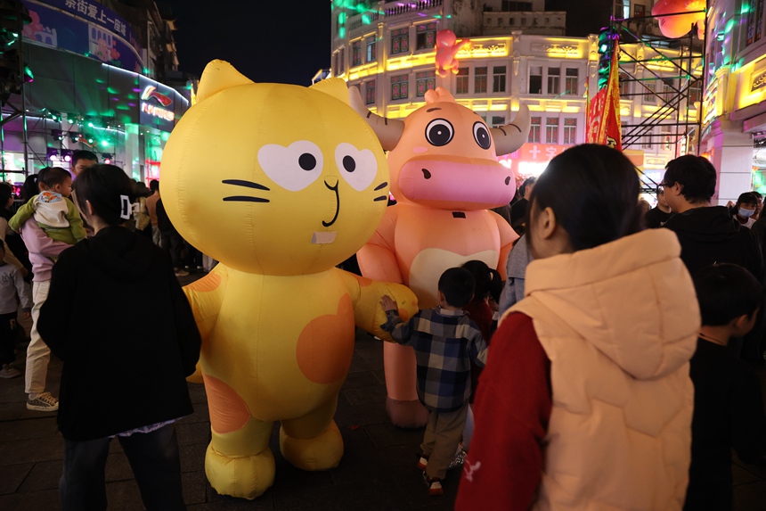 吉祥物“阿玉”“阿牛”與游客互動