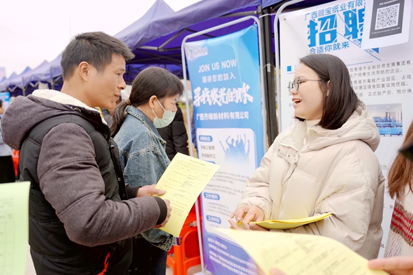 企業在招聘會上進行招工。岑記華攝 