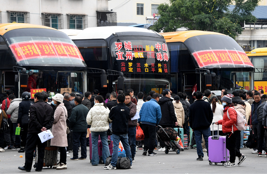 外出務工人員在有序上車。