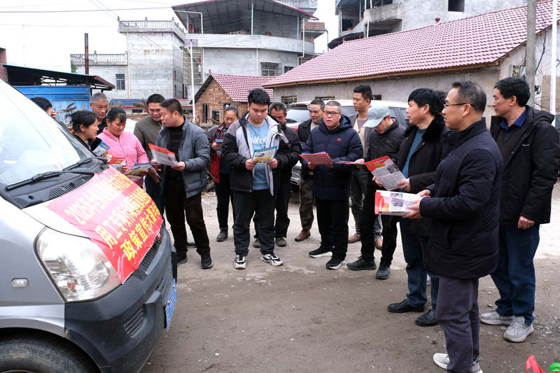 大篷车进村向群众推送岗位和宣传政策。