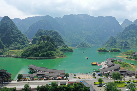 浩坤湖犹如一条轻柔的玉带蜿蜒于群山之间