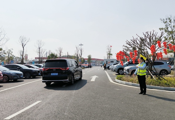 管理員進行車輛秩序引導。陳東海