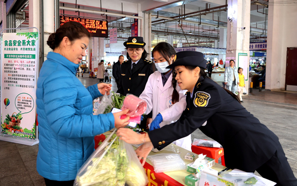 市民提著剛購買的蔬菜前來檢測。韋發忠攝