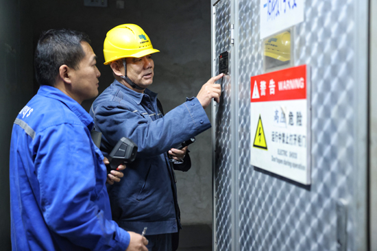 供電人員在柳州一陽科技股份有限公司輪轂生產車間配電房為客戶開展安全用電情況檢查。陸雯攝