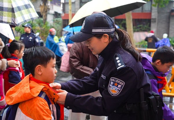 民警帮学生整理衣物。