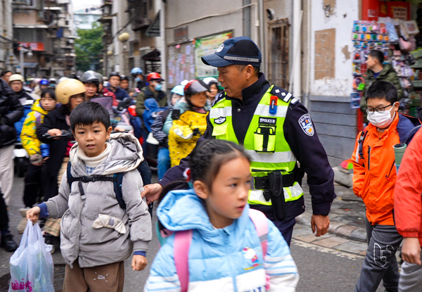 民警在维持秩序。