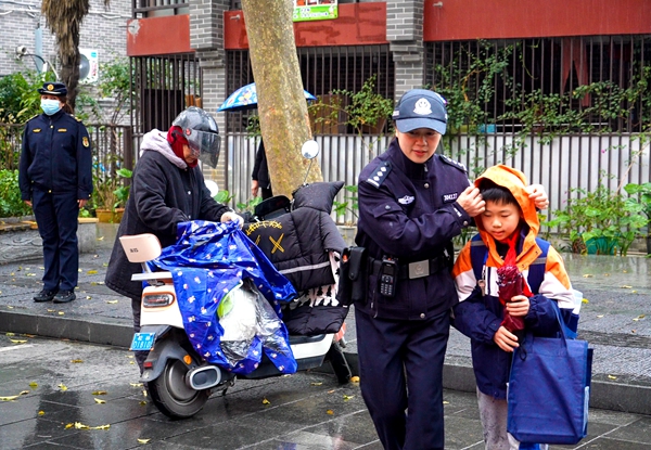 民警护送学生过马路。