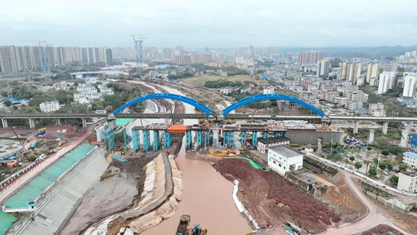 欽州東至欽州港鐵路增建二線欽江雙線特大橋施工航拍。倪章儒攝