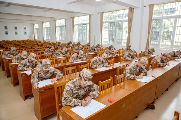 官兵正在進行理論考核。馬騰飛攝