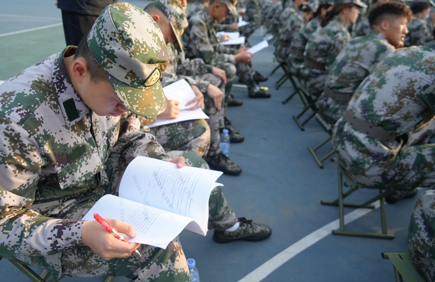 军事教学活动比赛现场。罗明都摄