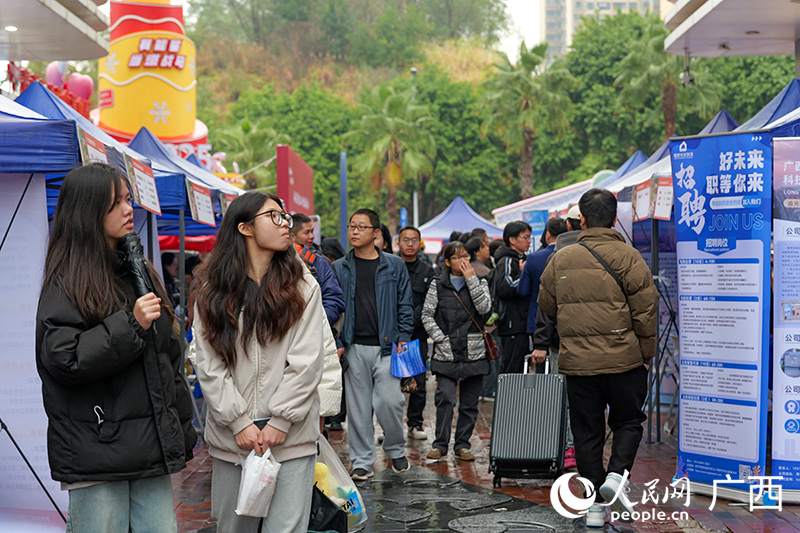 招聘会现场。人民网 梁章晖摄