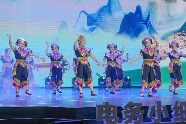 舞蹈《幸福欢歌》由南宁电务段退休职工艺术团演绎,欢快的舞姿展现出退休职工对生活与民族文化的热爱。陈泉任摄