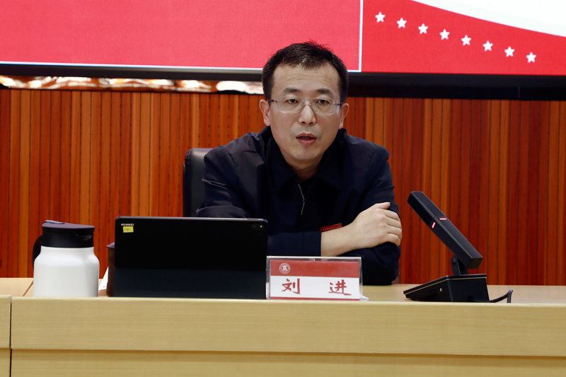 广西工商职业技术学院校长刘进作报告。冯金凤摄