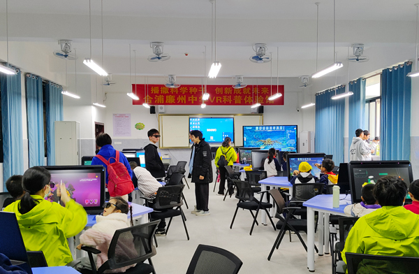 学生到体验馆研学