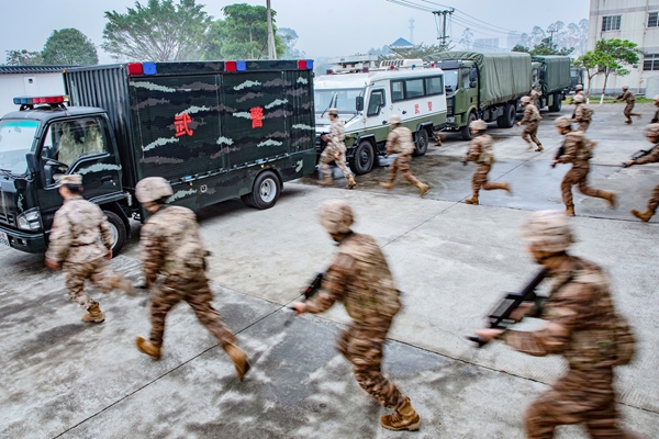 武警官兵闻令而动，迅速出击。马腾飞摄