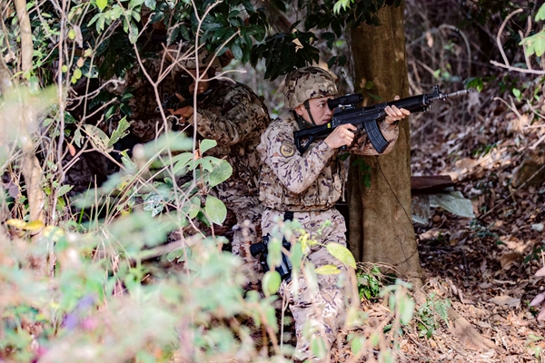 武警官兵正在对目标区域进行协同搜索。马腾飞摄