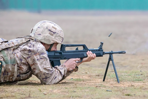 武警官兵正在进行轻武器射击。马腾飞摄