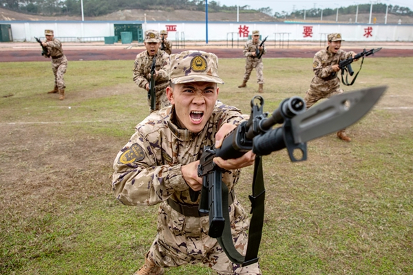 武警官兵正在进行刺杀训练。马腾飞摄