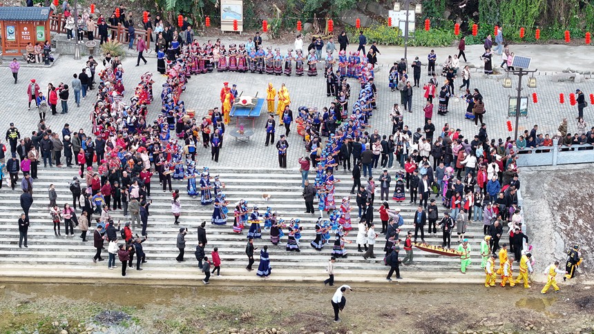 圖為岸邊祈福活動。黃數情攝