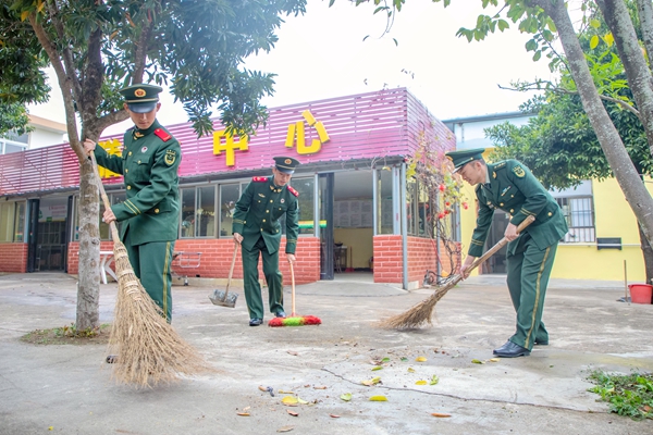 武警官兵为老人们打扫营院卫生。