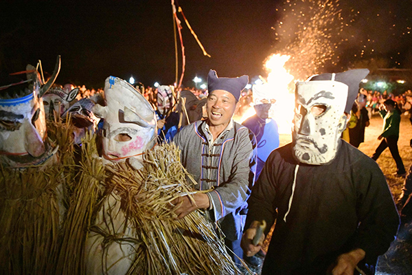 3月1日，广西东兰县巴英蚂𧊅节篝火狂欢活动热闹非凡。高东风摄