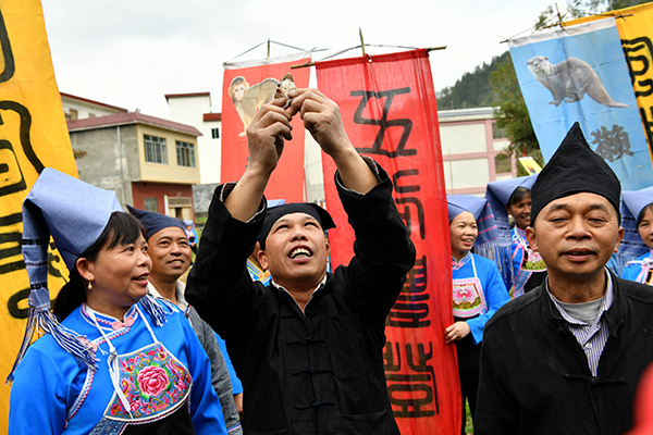 3月1日，广西东兰县巴畴乡巴英村举办蚂𧊅节民俗活动迎新春。高东风摄