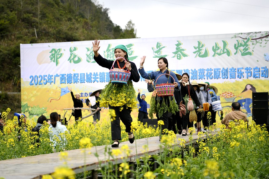 啟動儀式上，充滿“鄉土”韻味的節目《農民走秀》。盤京攝