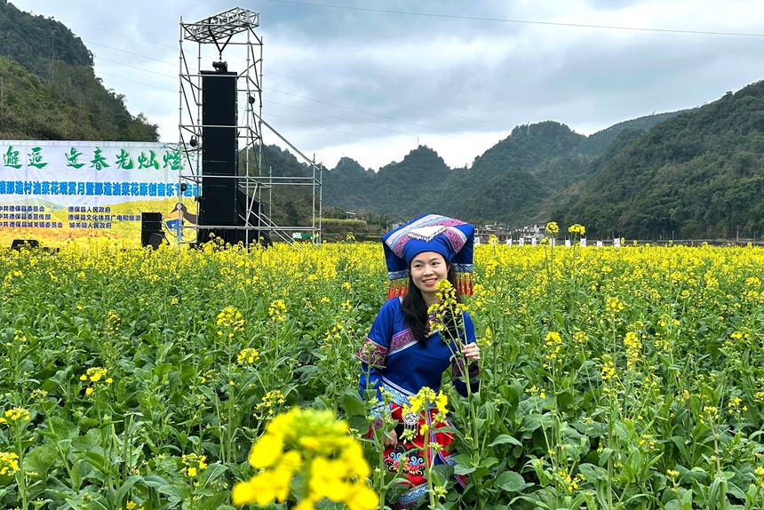 游客在花海中游玩、拍照。黃麗電攝