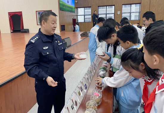 民警走进海城区民附学校开展禁毒宣传活动，给学生讲解防毒识毒知识。海城区委宣传部供图