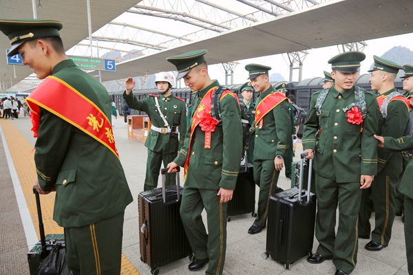 武警广西总队贺州支队举行军人退役仪式，退役士兵登上返乡列车。