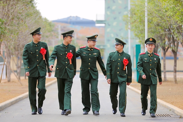 武警广西总队贺州支队举行退役士兵卸衔仪式后老班长与老兵谈话。