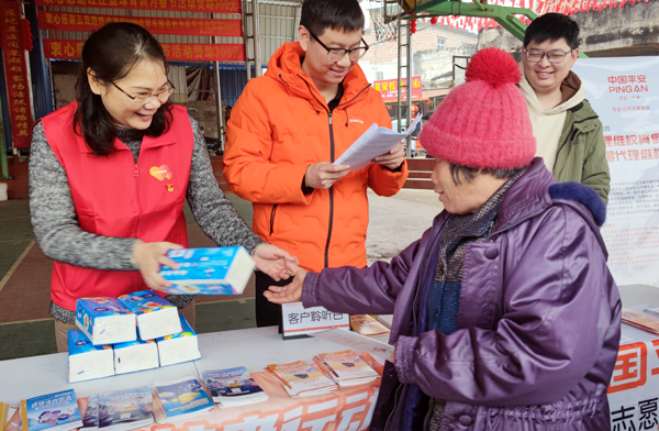 党员们通过开展有奖知识问答，向村民普及金融消费者八大权利。平安产险广西分公司供图