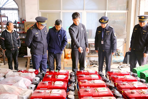 港南區農業農村局工作人員在橋圩鎮農機經營店對農機進行指導檢查。黃穎攝