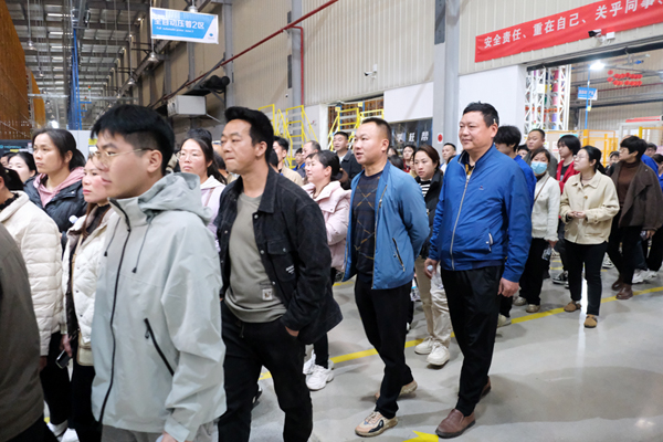 农民工在厂区参观。蒋家红摄